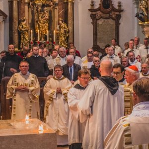 Weihegebet über den Altar © Michael Rieß