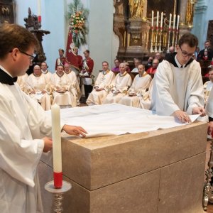 Der Altar wird gedeckt. © Chris Hofer