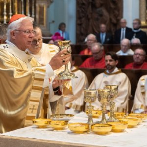 Bei der Gabenbereitung. © Chris Hofer