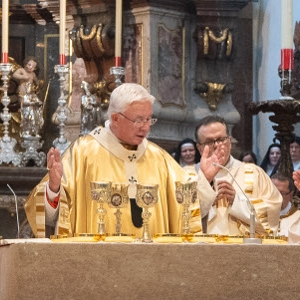 Das erste mal wird auf dem neuen Altar Eucharistie gefeiert. © Chris Hofer