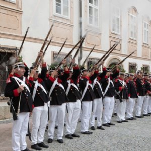 Die Schützen aus Grödig (unserer Stiftspfarre) machten einen Ehrensalut. © Chris Hofer