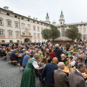 Nach dem Gottesdienst feierten wir auf dem Stiftshof weiter. © Chris Hofer