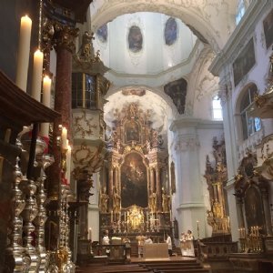 Blick beim Gottesdienst vom Benedikts-Altar nach vorne © Erzabtei