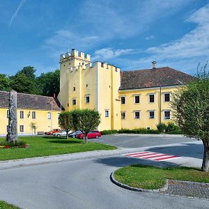 Schloss Groß-Siegharts, bildet mit der Kirche das Zentrum des inneren Marktes