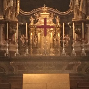 Nach der Feier vom letzten Abendmahl wird der Altarraum immer leerer. © Erzabtei