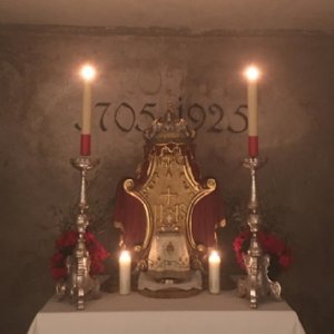 Das Allerheiligste ist von der Stiftskirche in die Krypta übertragen worden. © Erzabtei