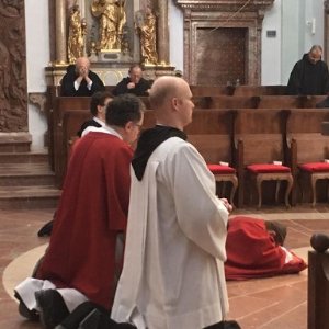 Beginn der Karfreitagsliturgie mit einer Gebetsstille. © Erzabtei
