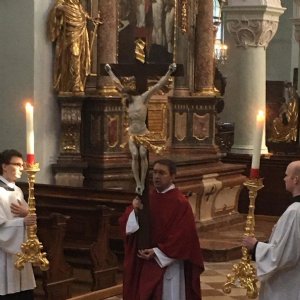Seht das Kreuz, an dem der Herr gehangen, das Heil der Welt. Kommt lasset uns anbeten. © Erzabtei