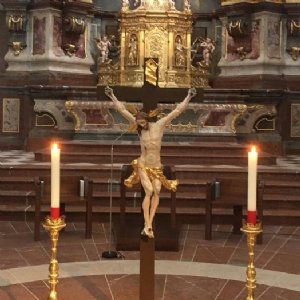 Das Kreuz wird verehrt. © Erzabtei