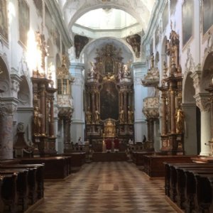 Gespenstisch wirkende Kirche während der Kommunionfeier. © Erzabtei