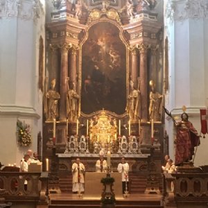 Am Ende der Osternacht: Der Ruf: Gehet hin in Frieden. Halleluja, Halleluja! - Dank sei Gott dem Herr. Halleluja, Halleluja! Daran anschließend das feierliche TeDeum. © Erzabtei