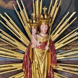Muttergotteststatue am linken Seitenaltar