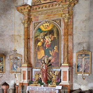 Rechter Seitenaltar mit dem Bild der Hl. Familie