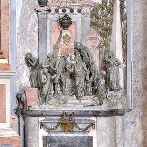 Grosserdenkmal beim nördlichen Seitenaltar im frühklassizistischen Stil