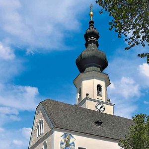 Pfarrkirche Köstendorf vom Dorfplatz aus