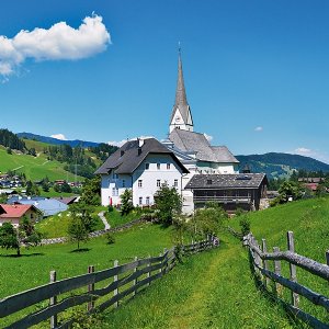 Pfarrkirche zum hl. Laurentius: Zusammen mit Pfarrhof, ehemaligem Wirtschaftsgebäude und Aufbahrungskapelle sowie dem sie umgebenden Friedhof bildet die Kirche ein malerisches Ensemble