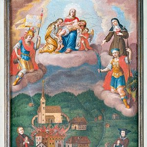 Pfarrkirche zum hl. Laurentius: Embach 1780 die spätgotische Kirche mit nordseitigem Eingangsbereich, noch ohne klassizistische Fassade, sowie das erste, im Obergeschoß gezimmerte Vikarhaus auf einer Votivtafel von Maria Elend