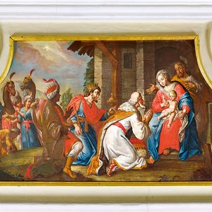 Pfarrkirche zum hl. Laurentius: Anbetung der Weisen von Johann Michael Kurz, 1787, über dem Turmeingang
