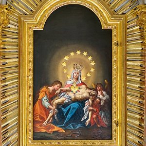 Pfarrkirche zum hl. Laurentius: Im Mittelpunkt des Hochaltars steht das Gnadenbild von Maria Elend, Maria, mit ihrem toten Sohn auf dem Schoß
