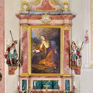 Pfarrkirche zum hl. Laurentius: Das Altarblatt des rechten Seitenaltars zeigt Maria Magdalena als Einsiedlerin mit dem Ölgefäß und den Zeichen der Buße