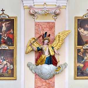 Pfarrkirche zum hl. Laurentius: Figur des Erzengels Michael aus dem 17. Jahrhundert und Kreuzwegtafeln von Franz Xaver Kurz, 1785