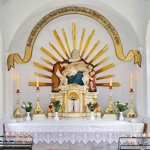 Pfarrkirche zum hl. Laurentius: Die Gnadenstatue von Petrus Schmid (1776), darüber Inschrift mit Anrufungen aus der Lauretanischen Litanei