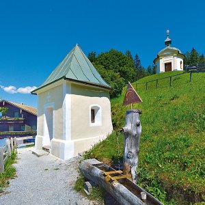 Wallfahrtskapelle Maria Elend: Vorne das Augenbründl, im Hintergrund Wallfahrtskapelle und Gasthaus Maria Elend