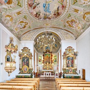 Pfarrkirche zum hl. Rupert in Lend: Altäre und Kanzel von 1761 sowie die Deckenmalerei von 1907 im Kirchenraum