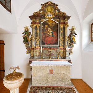 Sebastianikapelle in Klammstein: Familienkapelle, Taufstein (links) und Altar mit Altarblatt „Hl. Familie“ (1675)
