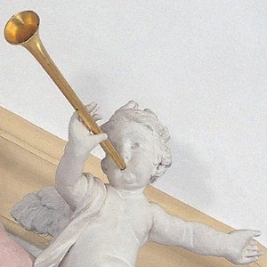 Pfarrkirche St. Elisabeth: Posaunenengel am Schalldeckel der Kanzel