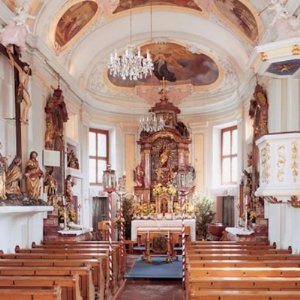 Pfarrkirche St. Elisabeth: Blick zum Hochaltar
