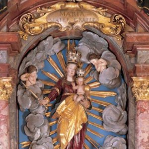 Pfarrkirche St. Elisabeth: Die heilige Elisabeth kniet vor der Muttergottes und einem Bettler, Figurengruppe im Schrein des Hochaltars