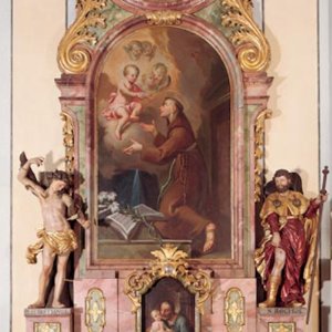 Pfarrkirche St. Elisabeth: Rechter Seitenaltar mit dem Bild des heiligen Antonius von Padua, flankiert von den Statuen der heiligen Sebastian und Rochus