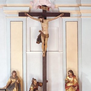Pfarrkirche St. Elisabeth: Kreuzgruppe, Maria, Maria Magdalena, Jesus am Kreuz und Johannes