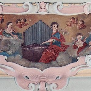Pfarrkirche St. Elisabeth: Heilige Fürbitter, Hl. Cäcilia, Patronin der Kirchenmusik, Stuckrelief an der Orgelempore