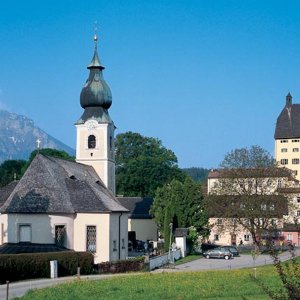 Pfarrkirche St. Elisabeth, Außenansicht; im Hintergrund Schloss Goldenstein