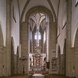 Blick auf das Mittelschiff des spaetromanischen Langhauses zum gotischen Hallenchor mit barockem Hochaltar