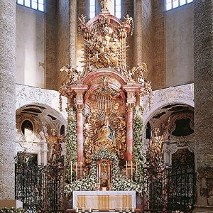 Hochaltar von J.B. Fischer von Erlach (mit Blumenschmuck anlaesslich der Hochzeit des Prinzenpaares von Liechtenstein am 8. Februar 2003)