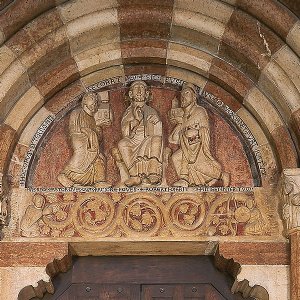 Romanisches Suedportal, Tympanon mit Christus zwischen den hll. Petrus und Rupert