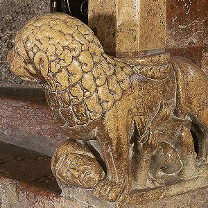 Romanischer Marmorloewe beim Kanzelaufgang