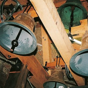Oberer Glockenstuhl, unten in der Mitte die Weihnachtsglocke, links Herz-Jesu-Glocke, rechts Dreifaltigkeitsglocke, oben Arme-Seelen-Glocke