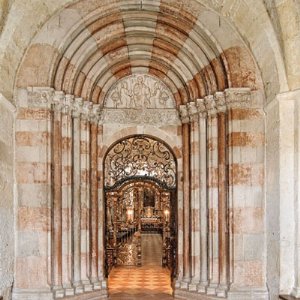 Romanisches Marmorportal