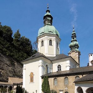 Blick vom Friedhof zur Stiftskirche