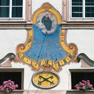 Sonnenuhr im Stiftshof