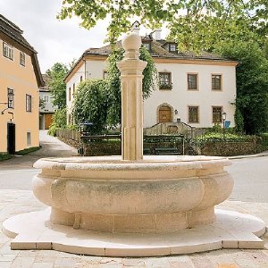 Stiftsplatz mit Brunnen, Pfarrhof und Stiftshaus