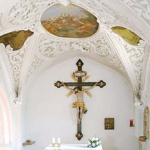 Werktagskapelle mit barockem Wandkreuz