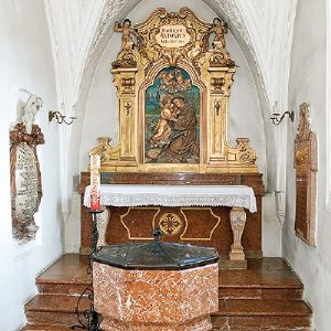 Antoniuskapelle mit spätgotischem Taufbecken