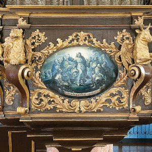 Kanzelkorb mit Evangelistensymbolen und Bild Aussendung der Apostel