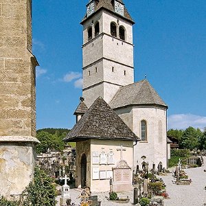 Blick zur Liebfrauenkirche, im Vordergrund die Ölbergkapelle