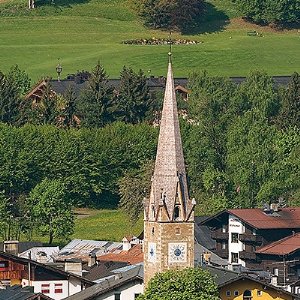 Der Turm der Katharinenkirche inmitten der Altstadt, Ansicht von Osten